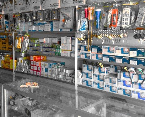 她辭職開了家五金店,承擔(dān)起了一家六口人的生活費(fèi),做得有聲有色